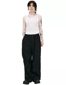Trousers with shaped seams