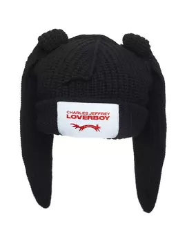 Вязаная шапка с длинными ушами и патчем