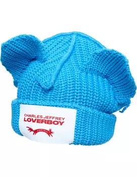 Вязаная шапка с короткими ушами и патчем