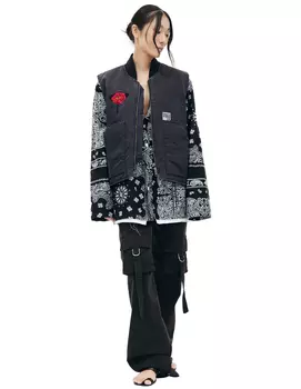 Жилет на молнии с вышивкой