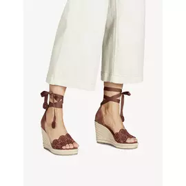 Босоножки на танкетке