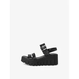 Босоножки на танкетке кожаные