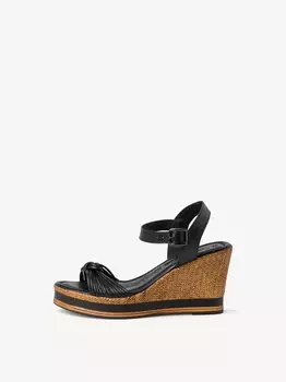 Босоножки на танкетке кожаные