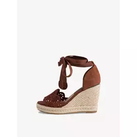 Босоножки на танкетке