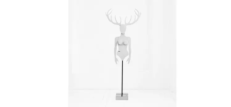 Манекен-вешалка крошка с рогами номер 10 в белом цвете (archpole) белый