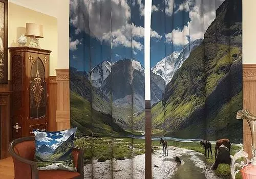Лошади у горы