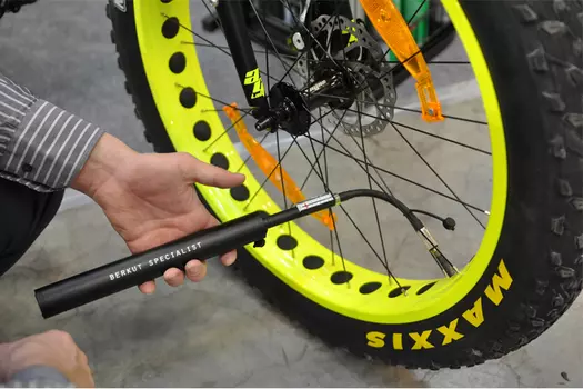 Насос велосипедный электрический BERKUT Specialist VL-1000 (+ Мешки для колёс в подарок!)