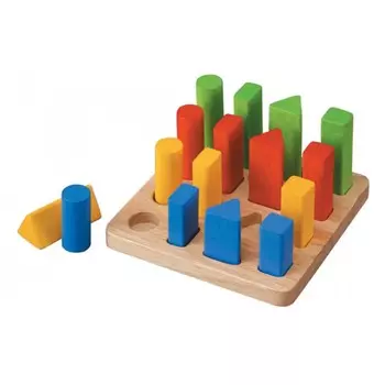 Геометрический сортер с разноцветными элементами