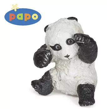 Играющий детеныш панды