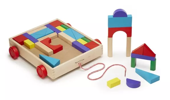 Конструктор из разноцветных кубиков в тележке