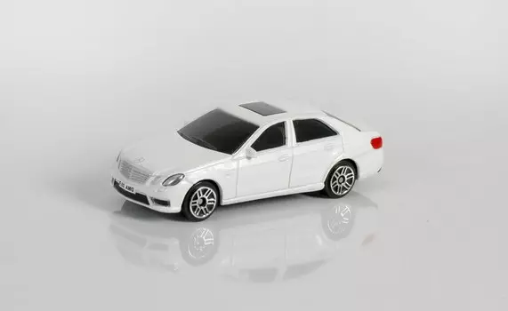 Металлическая машина - Mercedes Benz E63 AMG, 1:64, белый