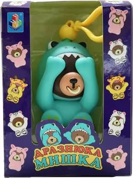 Мишка-дразнюка в костюме жирафа, показывающий язык и опускающий лапы, на карабине