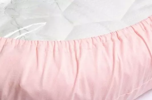 Простыня на резинке – на овальный матрас. Розовая
