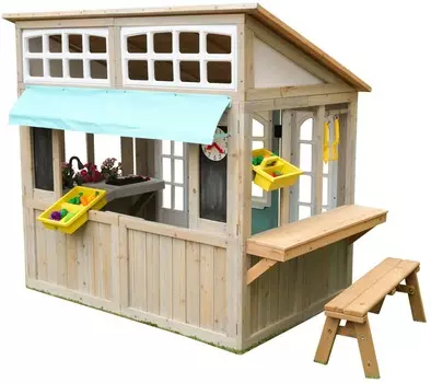 Загородный дом с кухней и садовым инвентарем