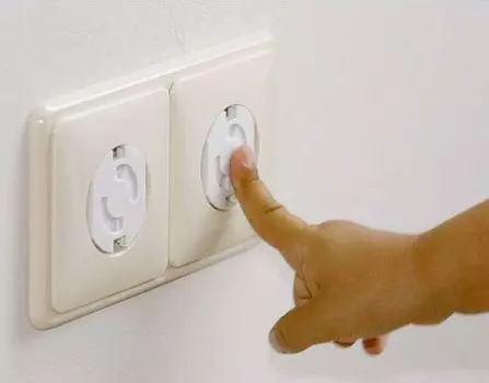 Защитная вращающаяся пластиковая вставка для электро-розетки без заземления S 39051760