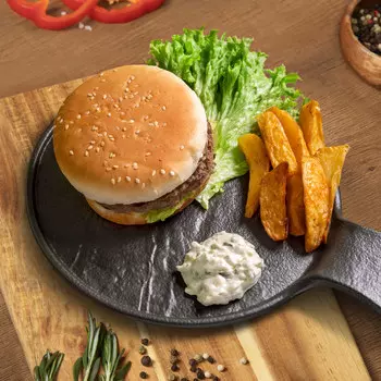 Бургер с мясной котлетой, 330 г