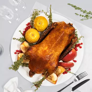 Гусь запеченный с яблоками, кг