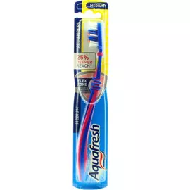 Зубная щетка Aquafresh All Angles средней жесткости