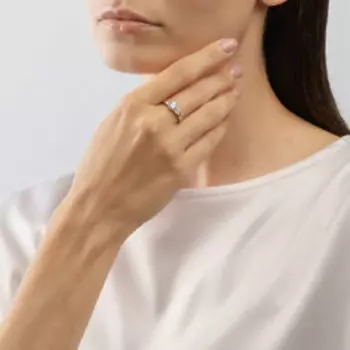 Кольцо из золота с фианитами