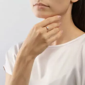 Кольцо из золота с фианитом