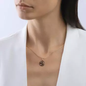 Золотая подвеска с лазерной обработкой