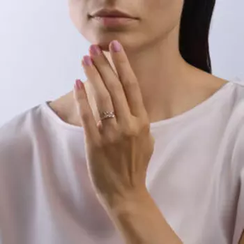 Золотое кольцо с фианитами "Листочки"