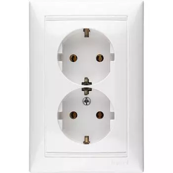 Розетка 2x2К+З Legrand Valena 16A 250V с/з винтовой зажим белая 774400