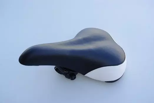 Седло велосипедное STARK 6015 MTB 265*170mm, пластиковый бампер,черно\белое