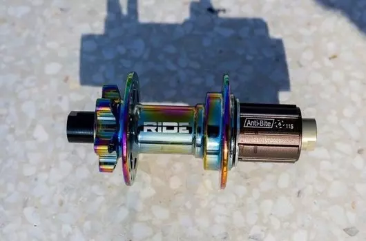 Втулка задняя RIDE Enduro 32h 12x142 мм Anti Bite Oil Slick, RREAB3212X142OIL