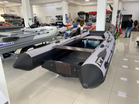 Лодка РИБ (RIB) RiverBoats RB 430, черно-серый, накладка на рундук, утка, защита киля, корпус графит RBRIB430-N-U-BGG