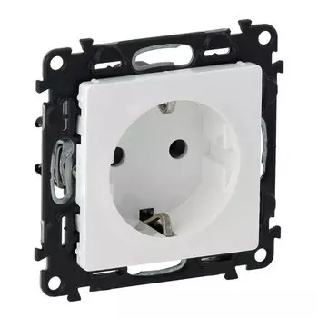 Силовая розетка Valena LIFE 2К+З 16А 250В с лицевой панелью; безвинтовые зажимы бел.