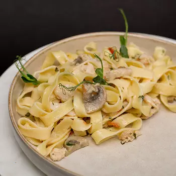 Феттучини с курицей и грибами Mozzarella bar 210 гр