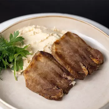 Говяжий язык с пюре из цветной капусты Mozzarella bar 270 гр