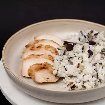 Куриное филе на гриле с белым и черным рисом Mozzarella bar 250 гр