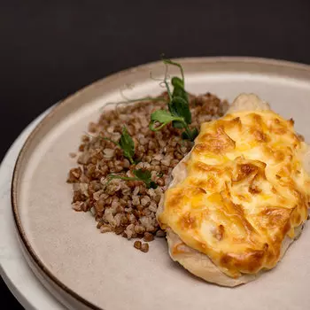 Куриное филе запеченное с помидорами и сыром с гречкой Mozzarella bar 250 гр