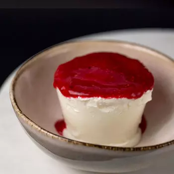 Панна котта с малиновым соусом Mozzarella bar 180 гр