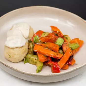 Рыбные тефтели с соусом бешамель и тушеными овощами Mozzarella bar 250 гр