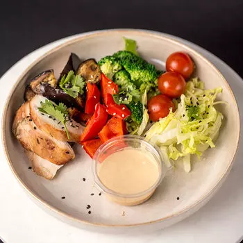 Салат с курицей и соусом ким-чи Mozzarella bar 200 гр