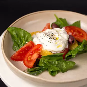 Салат с сыром страчателла и оливками каламата Mozzarella bar 180 гр