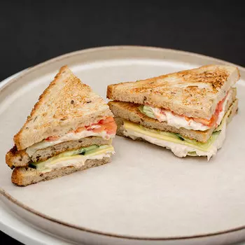 Сэндвич с тунцом и брынзой на злаковом хлебе Mozzarella bar 150 гр