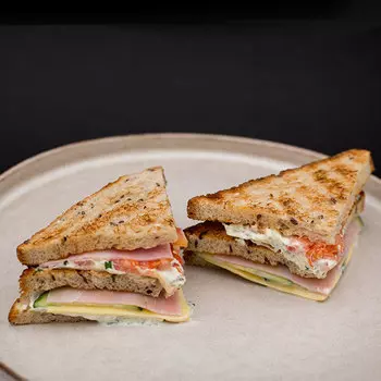 Сэндвич с ветчиной и сыром на злаковом хлебе Mozzarella bar 150 гр