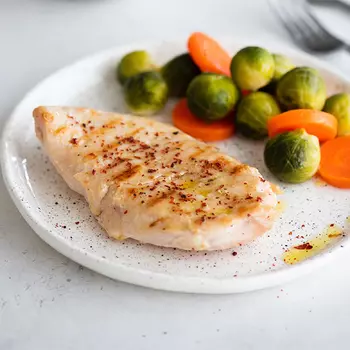 Стейк из куриного филе сувид с гарниром из морковки и брюссельской капусты BeFit 200 гр