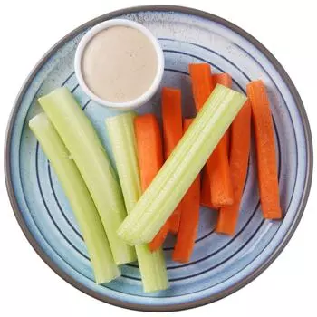 Морковь и стебель сельдерея соломка с соусом Цезарь 100г