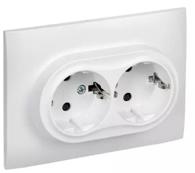 Розетка двухместная с заземлением в сборе IEK SK-R24-16-K01-F SKANDY с защитными шторками 16А SK-R07W арктический белый