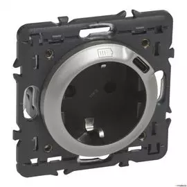 Розетка комбинированная Legrand 068419 Celiane - 2К+З 16А ~250В со встроенным зарядным устройством USB C 1.5А 5В, с лицевой панелью и суппортом, цвет