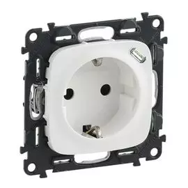 Розетка комбинированная Legrand 753005 Valena ALLURE - силовая 2К+З 16А ~250В со встроенным зарядным устройством USB C 15А 5В, с лицевой панелью, бела