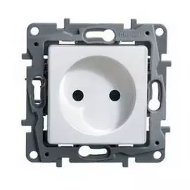 Розетка Legrand 672234 Etika - 2К со шторками, немецкий стандарт, винтовые зажимы, 16 А, 250 В~, белый