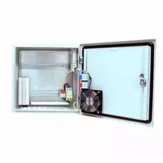 Станция OSNOVO OS-44T1 уличная с термостабилизацией и оптическим кроссом. В основе металлический шкаф с классом защиты IP66. Доступное место под устан