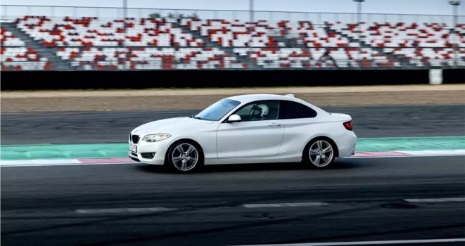 Подарочный сертификат «60 минут за рулем спортивного суперкара» (1 сеанс, 1 человек)