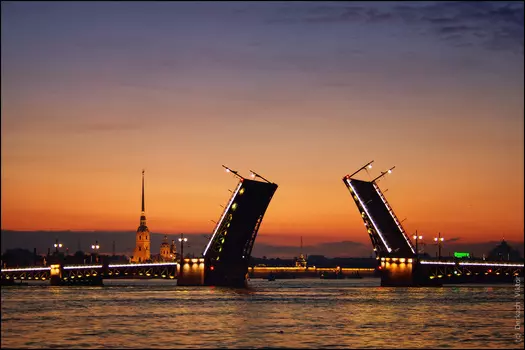 Подарочный сертификат «Белые ночи на катере» (2 часа, от 5 до 6 чел.)